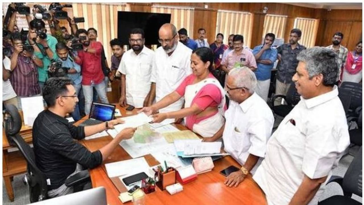 സ്ഥാനാർത്ഥികളുടെ നാമനിർദ്ദേശ പത്രികാ സമർപ്പണം തുടരുന്നു സ്ഥാനാർത്ഥികളുടെ നാമനിർദ്ദേശ പത്രികാ സമർപ്പണം തുടരുന്നു