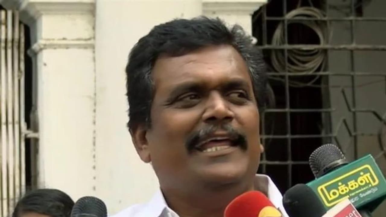 அய்யா மறக்காம உங்களுக்கு இரட்டை இலையில் ஓட்டுப் போட்டு விடுகிறேன் !! அப்பாவிப் பெண்ணால் அதிர்ச்சி அடைந்த தங்க தமிழ்செல்வன் !! அய்யா மறக்காம உங்களுக்கு இரட்டை இலையில் ஓட்டுப் போட்டு விடுகிறேன் !! அப்பாவிப் பெண்ணால் அதிர்ச்சி அடைந்த தங்க தமிழ்செல்வன் !!