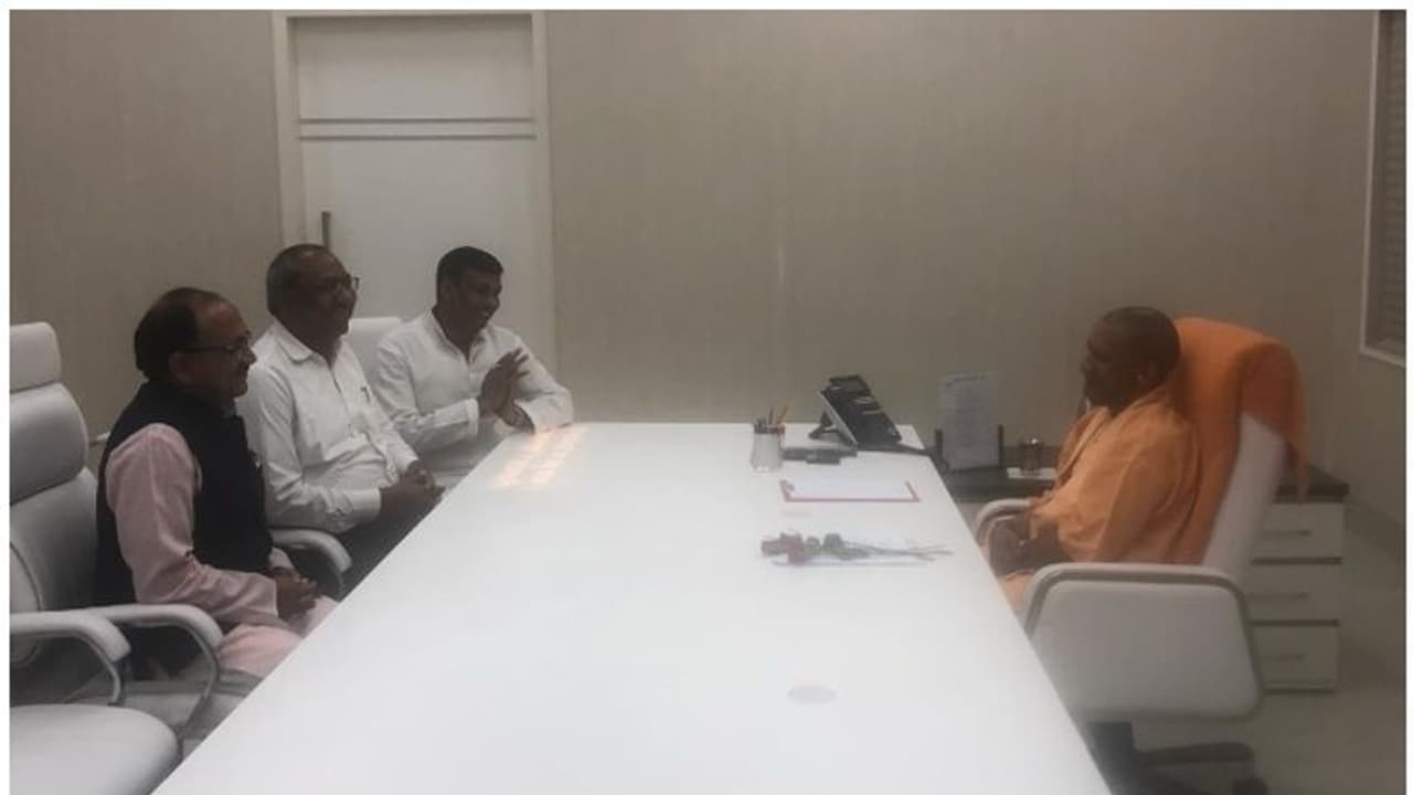 യുപിയിൽ എസ്പി ബിഎസ്പി സഖ്യം വിട്ട് നിഷാദ് പാർട്ടി ബിജെപിക്ക് ഒപ്പം യുപിയിൽ എസ്പി ബിഎസ്പി സഖ്യം വിട്ട് നിഷാദ് പാർട്ടി ബിജെപിക്ക് ഒപ്പം