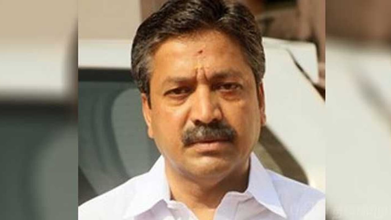 போலீஸ் அதிகாரிகளை லெஃப்ட் அன்ட் ரைட் வாங்கிய அமைச்சர் !! தேர்தல் பிரச்சாரத்தில் பரபரப்பு ! போலீஸ் அதிகாரிகளை லெஃப்ட் அன்ட் ரைட் வாங்கிய அமைச்சர் !! தேர்தல் பிரச்சாரத்தில் பரபரப்பு !