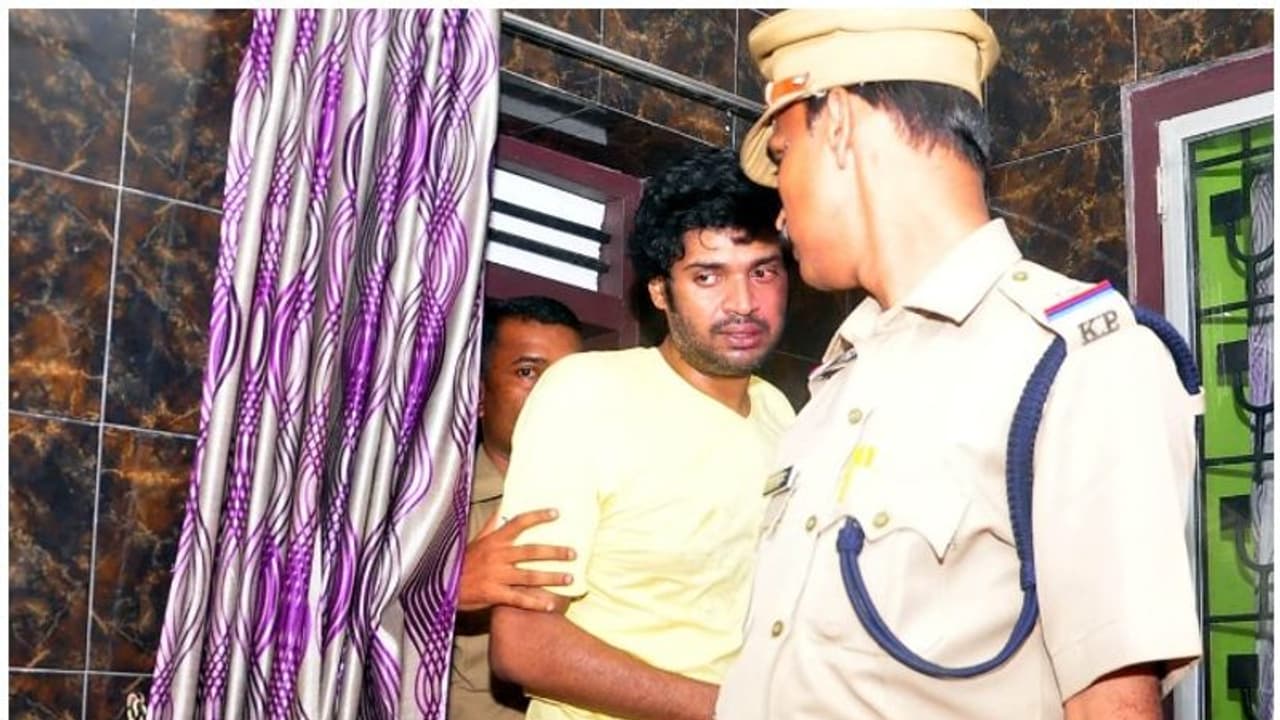 ക്രൂരതയുടെ പര്യായമായി ' ചേട്ടച്ഛന്': കുട്ടി മരിച്ചതറിഞ്ഞ ശേഷവും കൂസലില്ല, മട്ടന്കറി കൂട്ടി മൃഷ്ടാന്നം ചോറുണ്ട് അരുണ് ക്രൂരതയുടെ പര്യായമായി ' ചേട്ടച്ഛന്': കുട്ടി മരിച്ചതറിഞ്ഞ ശേഷവും കൂസലില്ല, മട്ടന്കറി കൂട്ടി മൃഷ്ടാന്നം ചോറുണ്ട് അരുണ്