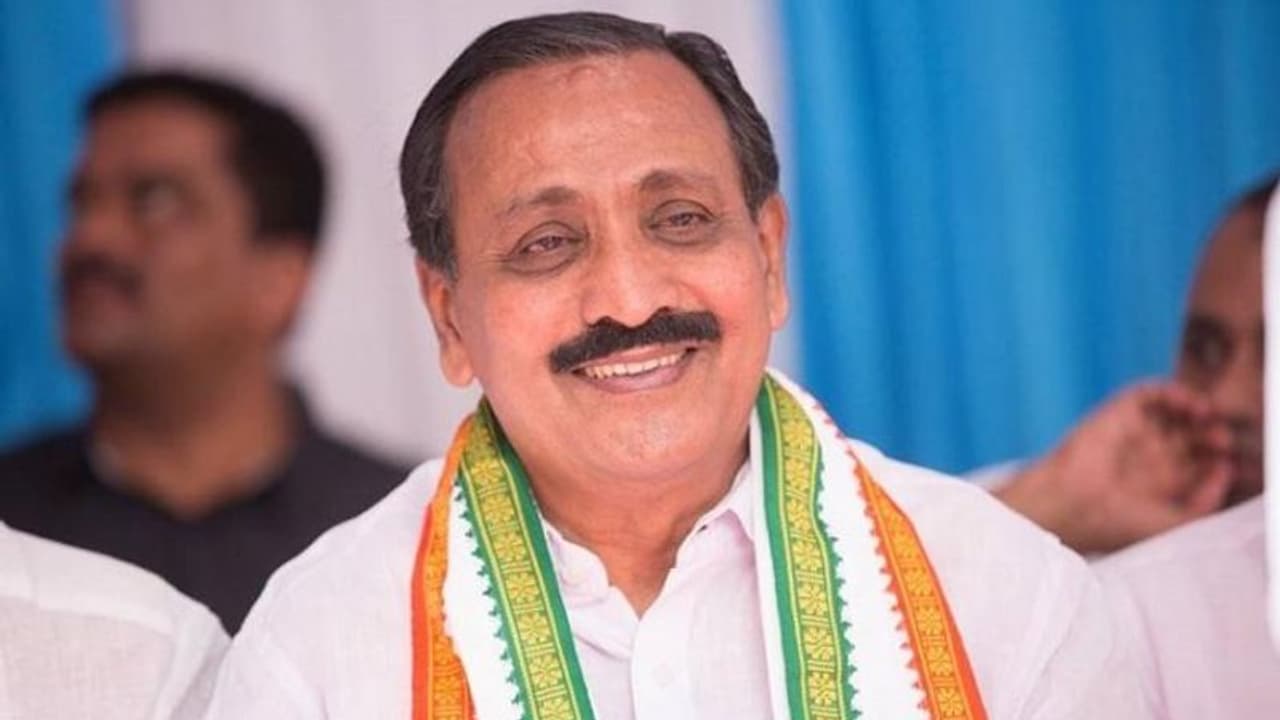 എം കെ രാഘവന് വീടില്ല, ഭാര്യയ്ക്ക് രണ്ട് വീട്, കയ്യില് 15000 രൂപ മാത്രം; നാമനിര്ദ്ദേശപത്രിക സമര്പ്പിച്ചു എം കെ രാഘവന് വീടില്ല, ഭാര്യയ്ക്ക് രണ്ട് വീട്, കയ്യില് 15000 രൂപ മാത്രം; നാമനിര്ദ്ദേശപത്രിക സമര്പ്പിച്ചു