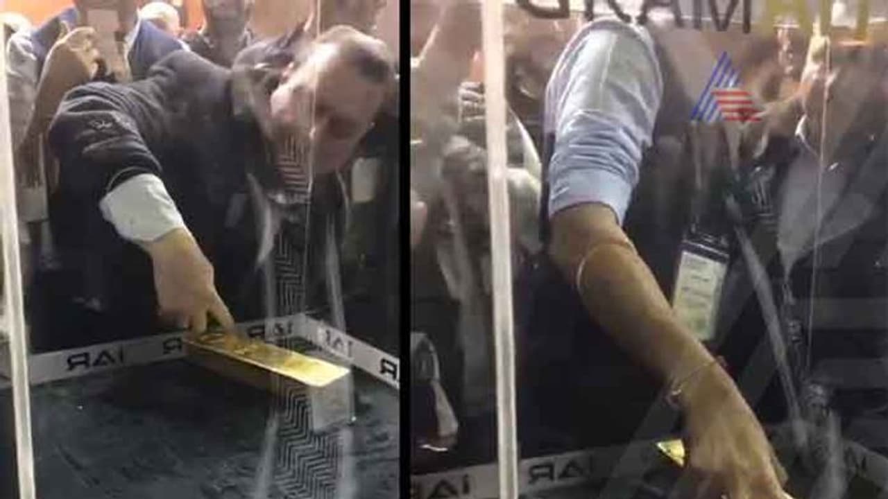 ಈ ವಿಮಾನ ನಿಲ್ದಾಣದಲ್ಲಿ 20ಕೆಜಿ ಚಿನ್ನ ಉಚಿತ!: ನೀವೇನು ಮಾಡ್ಬೇಕು? ಈ ವಿಮಾನ ನಿಲ್ದಾಣದಲ್ಲಿ 20ಕೆಜಿ ಚಿನ್ನ ಉಚಿತ!: ನೀವೇನು ಮಾಡ್ಬೇಕು?