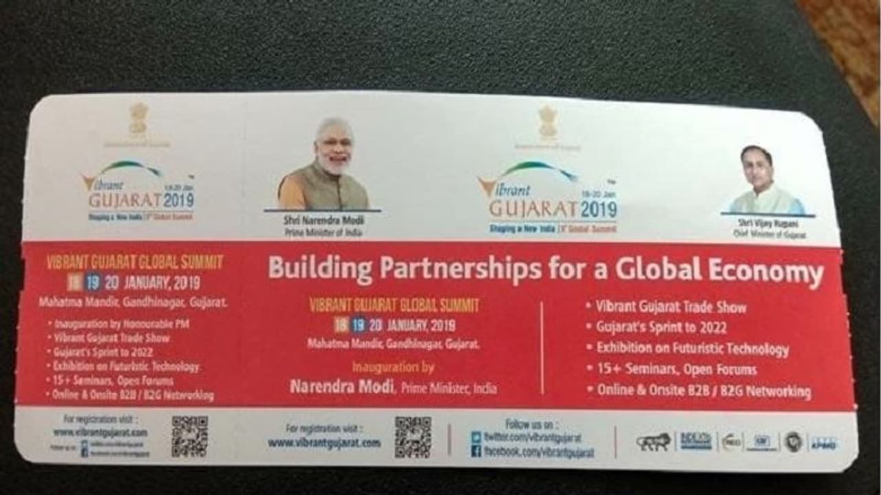 ಫ್ಲೈಟ್ ಟಿಕೆಟ್ ಮೇಲೂ ಮೋದಿ: ಏನ್ರೀ ಇದು ಅಂತಾ ಕೇಳಿದ ಆಯೋಗ!