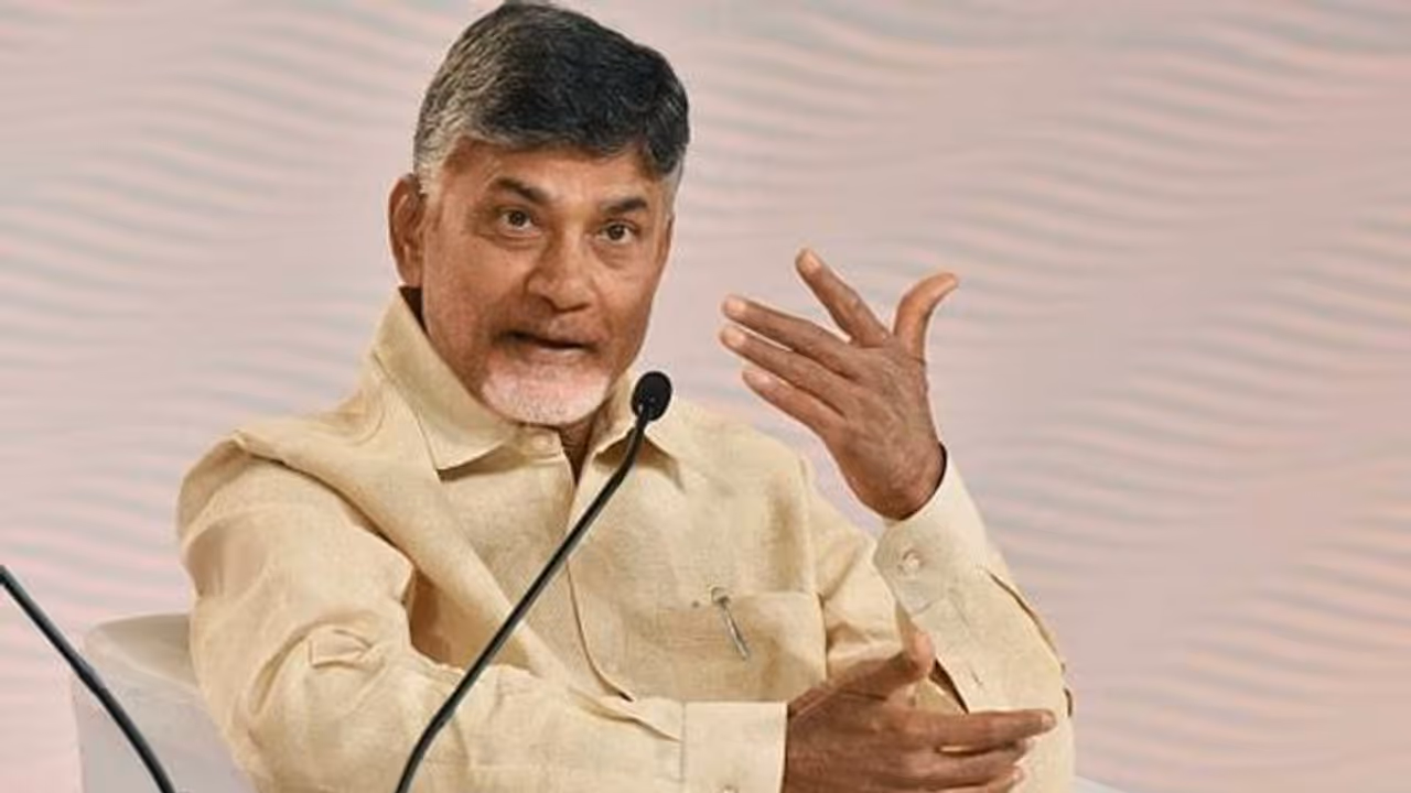 నిన్నంతా హైద్రాబాద్లోనే జగన్, మరో కుట్ర: చంద్రబాబు నిన్నంతా హైద్రాబాద్లోనే జగన్, మరో కుట్ర: చంద్రబాబు