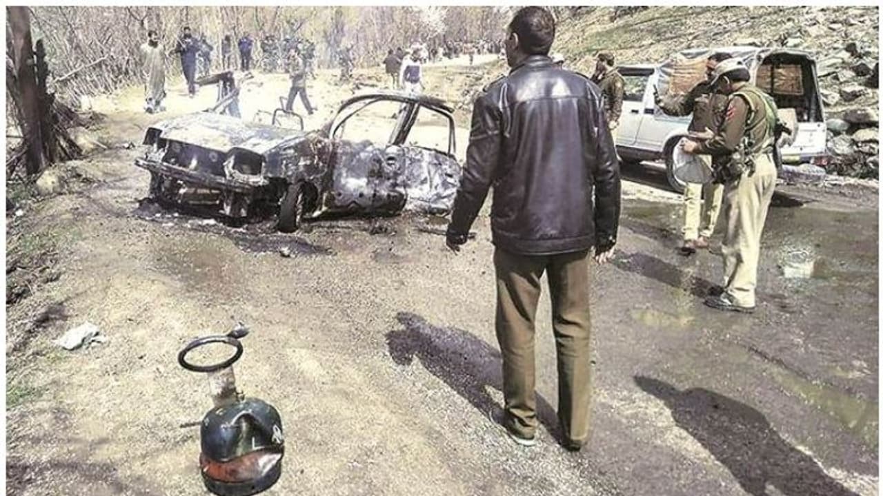 ജമ്മുവിൽ സിആർപിഎഫ് ബസിൽ കാറിടിച്ച സംഭവം: ഡ്രൈവറെ കാണാനില്ല ജമ്മുവിൽ സിആർപിഎഫ് ബസിൽ കാറിടിച്ച സംഭവം: ഡ്രൈവറെ കാണാനില്ല