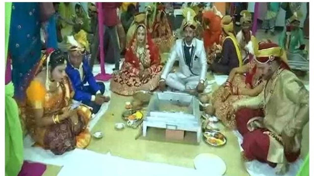 ആഘോഷങ്ങളോടെ 15 ട്രാന്സ്ജെന്റര് ദമ്പതികള് വിവാഹിതരായി ആഘോഷങ്ങളോടെ 15 ട്രാന്സ്ജെന്റര് ദമ്പതികള് വിവാഹിതരായി