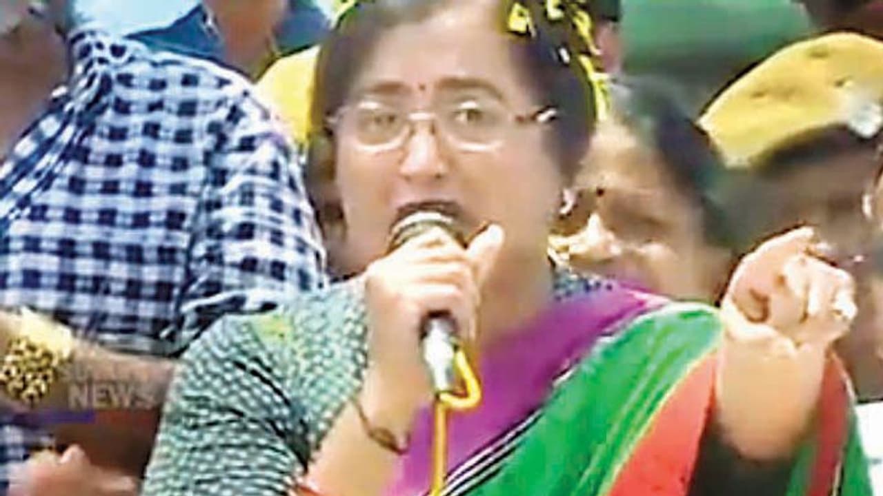 ರಾಜಕೀಯಕ್ಕೆ ಬಂದಿದ್ದೆ ನೋವು ಮರೆಯಲು ಎಂದು ಕಣ್ಣೀರು ಹಾಕಿದ ಸುಮಲತಾ ರಾಜಕೀಯಕ್ಕೆ ಬಂದಿದ್ದೆ ನೋವು ಮರೆಯಲು ಎಂದು ಕಣ್ಣೀರು ಹಾಕಿದ ಸುಮಲತಾ