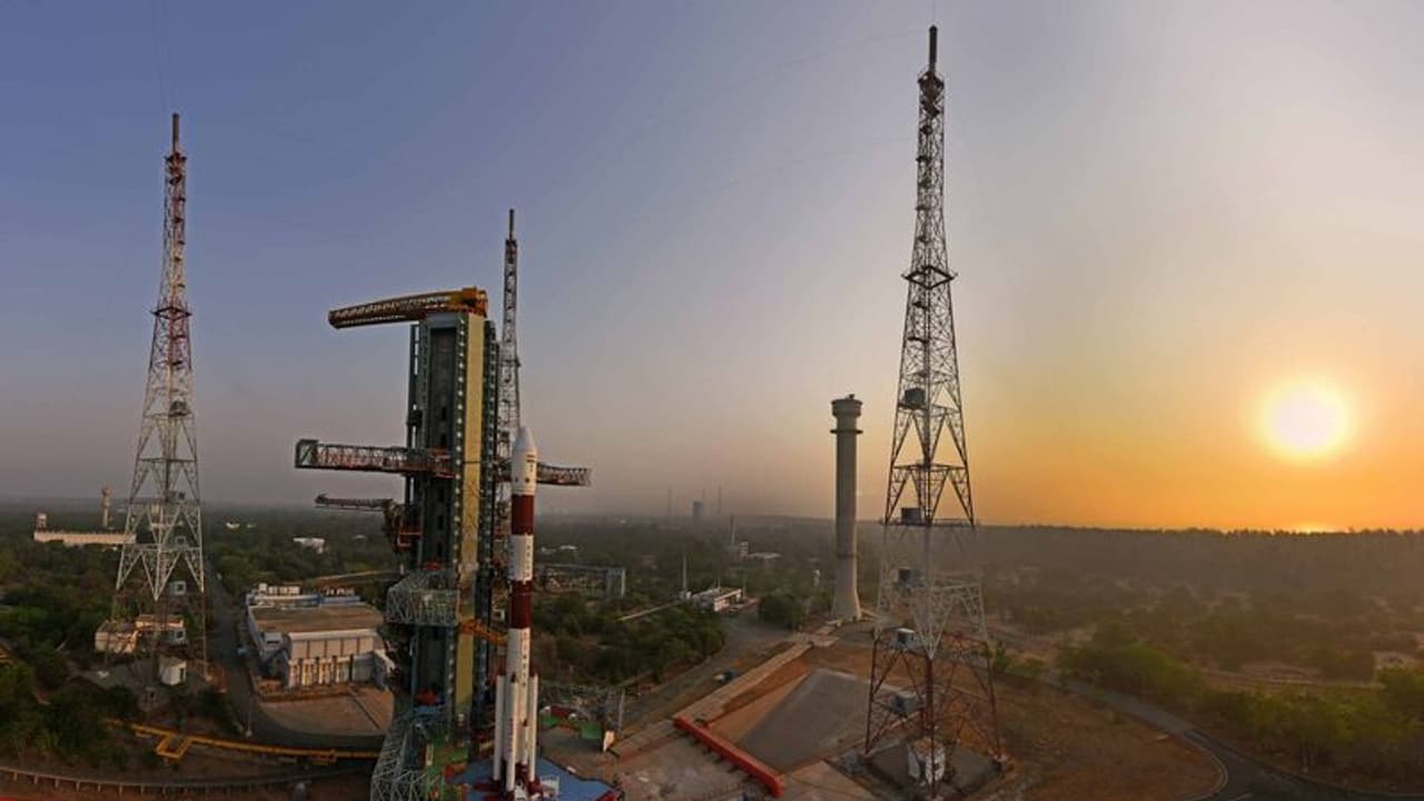 మరో ప్రయోగానికి సిద్ధమైన ఇస్రో: ప్రారంభమైన పీఎస్ఎల్వీ సీ46 కౌంట్డౌన్ మరో ప్రయోగానికి సిద్ధమైన ఇస్రో: ప్రారంభమైన పీఎస్ఎల్వీ సీ46 కౌంట్డౌన్