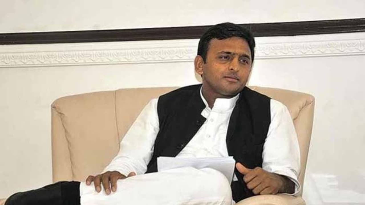 యూపీలో రసవత్తర పోటీ: అఖిలేశ్పై సూపర్స్టార్ పోటీ యూపీలో రసవత్తర పోటీ: అఖిలేశ్పై సూపర్స్టార్ పోటీ