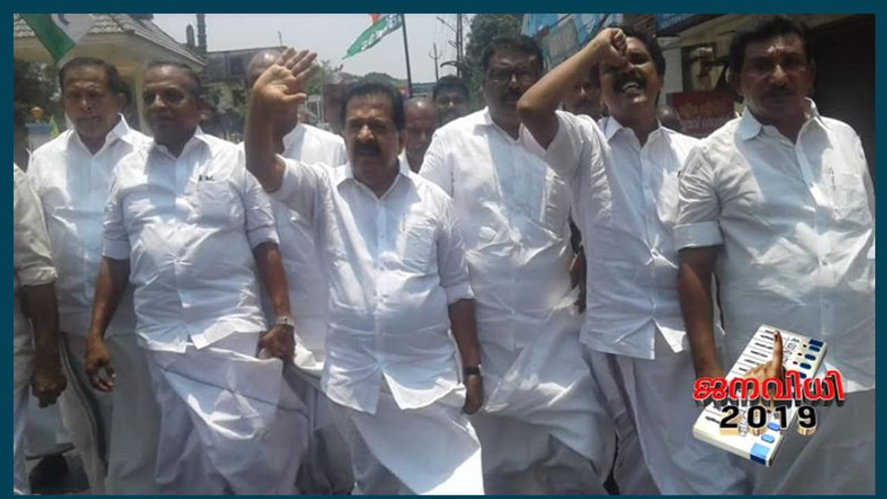 രാഹുലിന്റെ വരവ് ആഘോഷമാക്കി ആലപ്പുഴ; ചെന്നിത്തലയുടെ നേതൃത്വത്തിൽ നഗരത്തിൽ പ്രകടനം രാഹുലിന്റെ വരവ് ആഘോഷമാക്കി ആലപ്പുഴ; ചെന്നിത്തലയുടെ നേതൃത്വത്തിൽ നഗരത്തിൽ പ്രകടനം