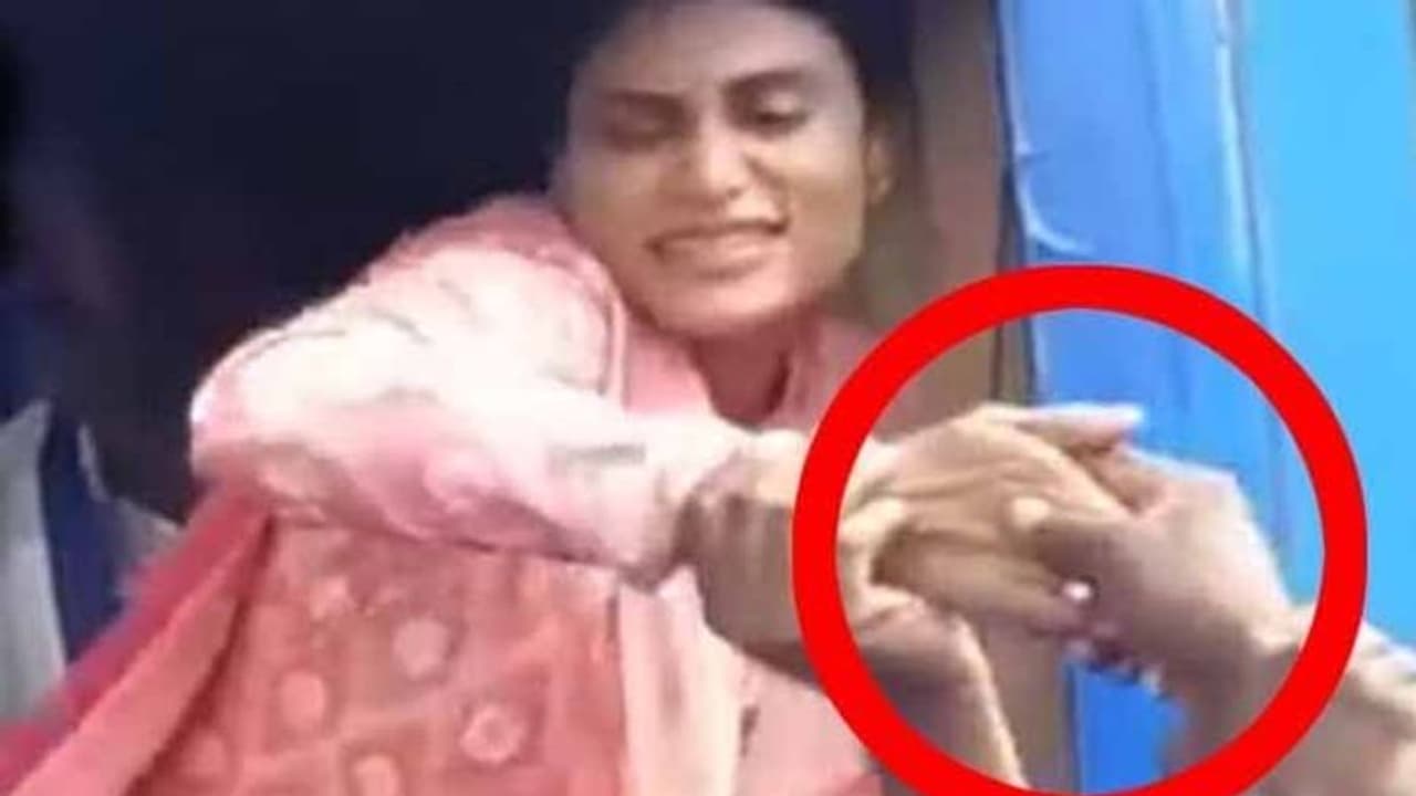 దొంగల చేతి వాటం: ఏకంగా షర్మిల రింగ్ను కొట్టేసే యత్నం దొంగల చేతి వాటం: ఏకంగా షర్మిల రింగ్ను కొట్టేసే యత్నం