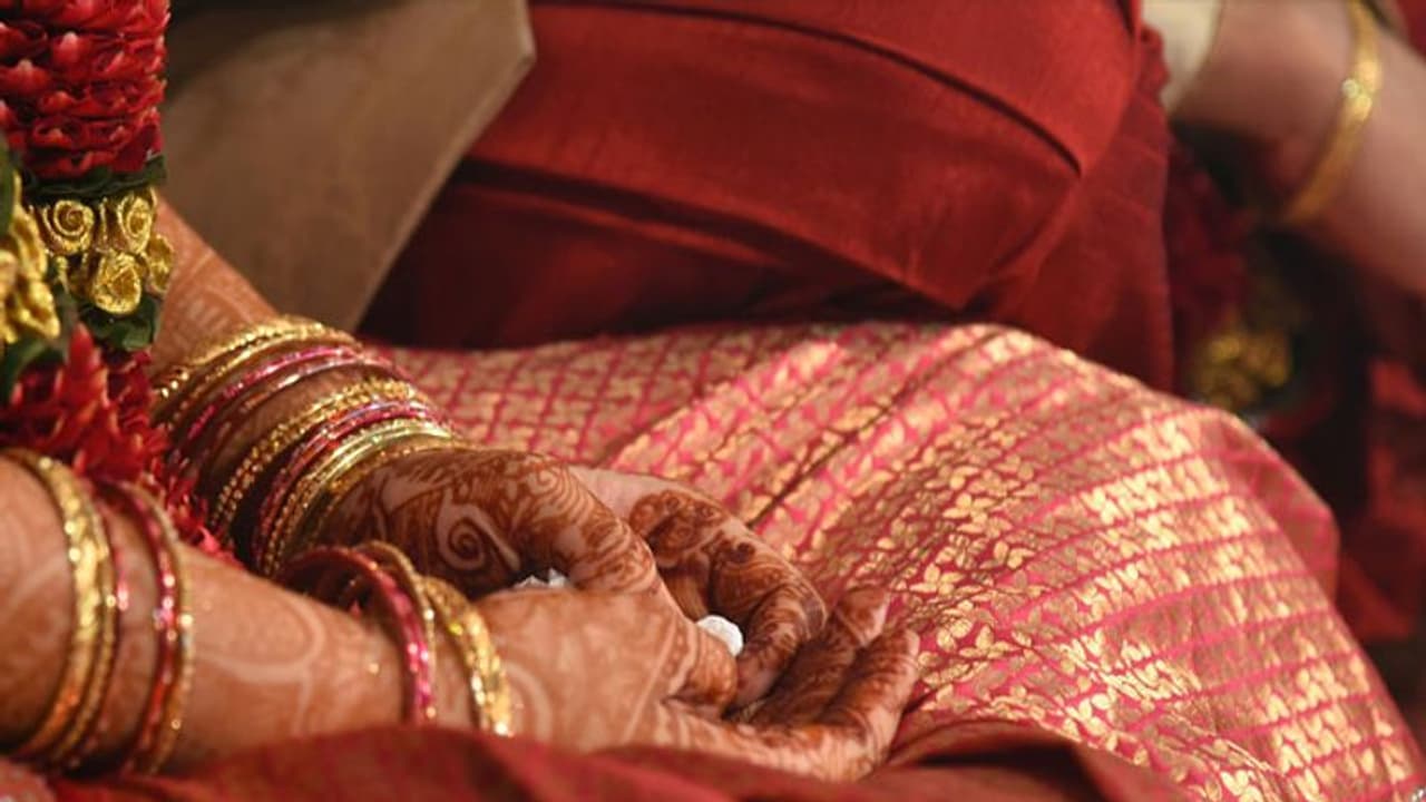 വിവാഹം കഴിഞ്ഞ് മിനിട്ടുകള്ക്കുള്ളില് കന്യകാത്വ പരിശോധന; വിവാഹമോചനമാവശ്യപ്പെട്ട് വധു വിവാഹം കഴിഞ്ഞ് മിനിട്ടുകള്ക്കുള്ളില് കന്യകാത്വ പരിശോധന; വിവാഹമോചനമാവശ്യപ്പെട്ട് വധു