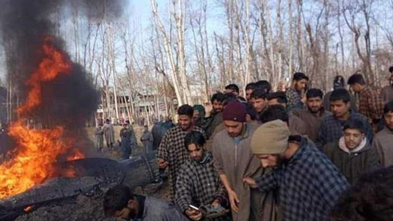 ബഡ്ഗാമിൽ സൈനിക ഹെലികോപ്റ്റർ തകർന്നുവീണത് സ്വന്തം മിസൈലിന്റെ ആക്രമണത്തിലോ..? ബഡ്ഗാമിൽ സൈനിക ഹെലികോപ്റ്റർ തകർന്നുവീണത് സ്വന്തം മിസൈലിന്റെ ആക്രമണത്തിലോ..?