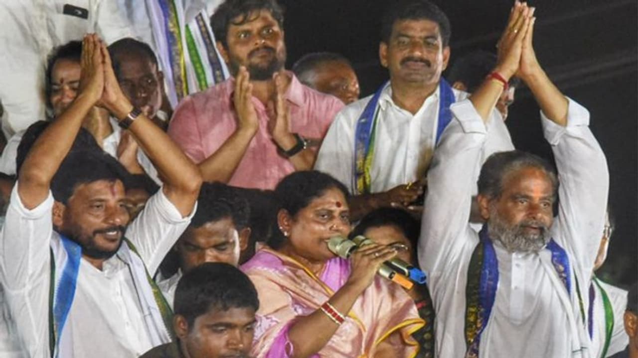 నువ్వు బెదిరిస్తే జగన్ భయపడతాడా: బాబుకు వైఎస్ విజయమ్మ కౌంటర్ నువ్వు బెదిరిస్తే జగన్ భయపడతాడా: బాబుకు వైఎస్ విజయమ్మ కౌంటర్