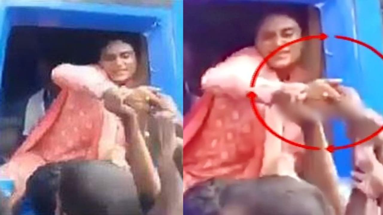 ರ್ಯಾಲಿ ವೇಳೆ ಜಗನ್ ಸೋದರಿಯ ಚಿನ್ನದ ಉಂಗುರ ಕದ್ದ ಅಭಿಮಾನಿ!: ವಿಡಿಯೋ ವೈರಲ್ ರ್ಯಾಲಿ ವೇಳೆ ಜಗನ್ ಸೋದರಿಯ ಚಿನ್ನದ ಉಂಗುರ ಕದ್ದ ಅಭಿಮಾನಿ!: ವಿಡಿಯೋ ವೈರಲ್