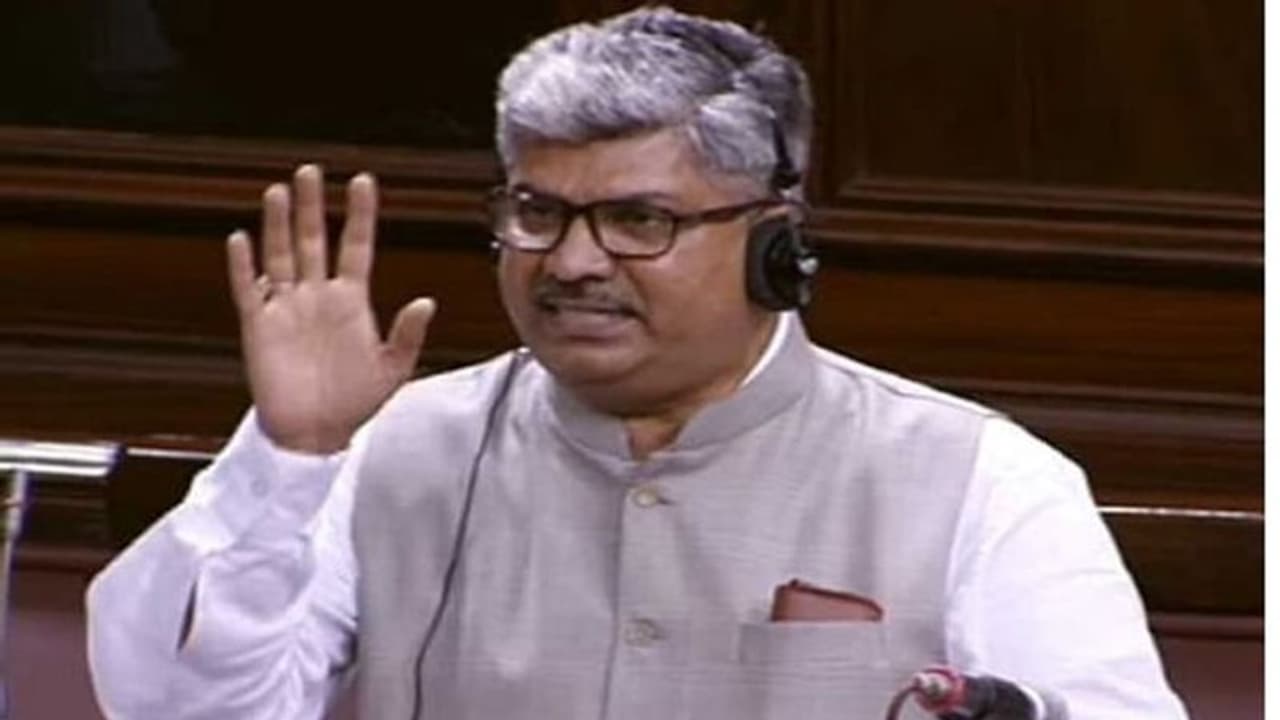 బీజేపీలోకి రాపోలు ఆనంద్ భాస్కర్ బీజేపీలోకి రాపోలు ఆనంద్ భాస్కర్