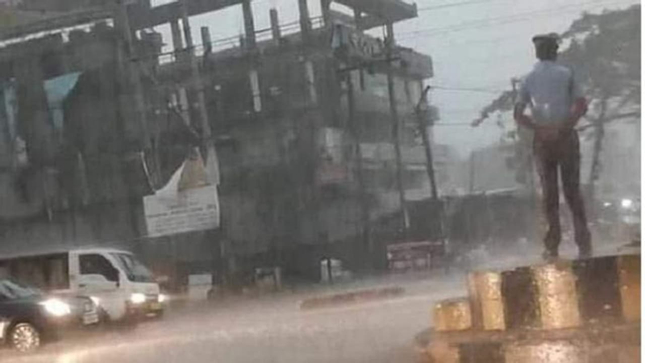 ಕರ್ಮವೇ ಧರ್ಮ: ಮಳೆಗೆ ಎದೆಯೊಡ್ಡಿ ಕರ್ತವ್ಯದ ಗೌರವ ಹೆಚ್ಚಿಸಿದ ಪೇದೆ! ಕರ್ಮವೇ ಧರ್ಮ: ಮಳೆಗೆ ಎದೆಯೊಡ್ಡಿ ಕರ್ತವ್ಯದ ಗೌರವ ಹೆಚ್ಚಿಸಿದ ಪೇದೆ!