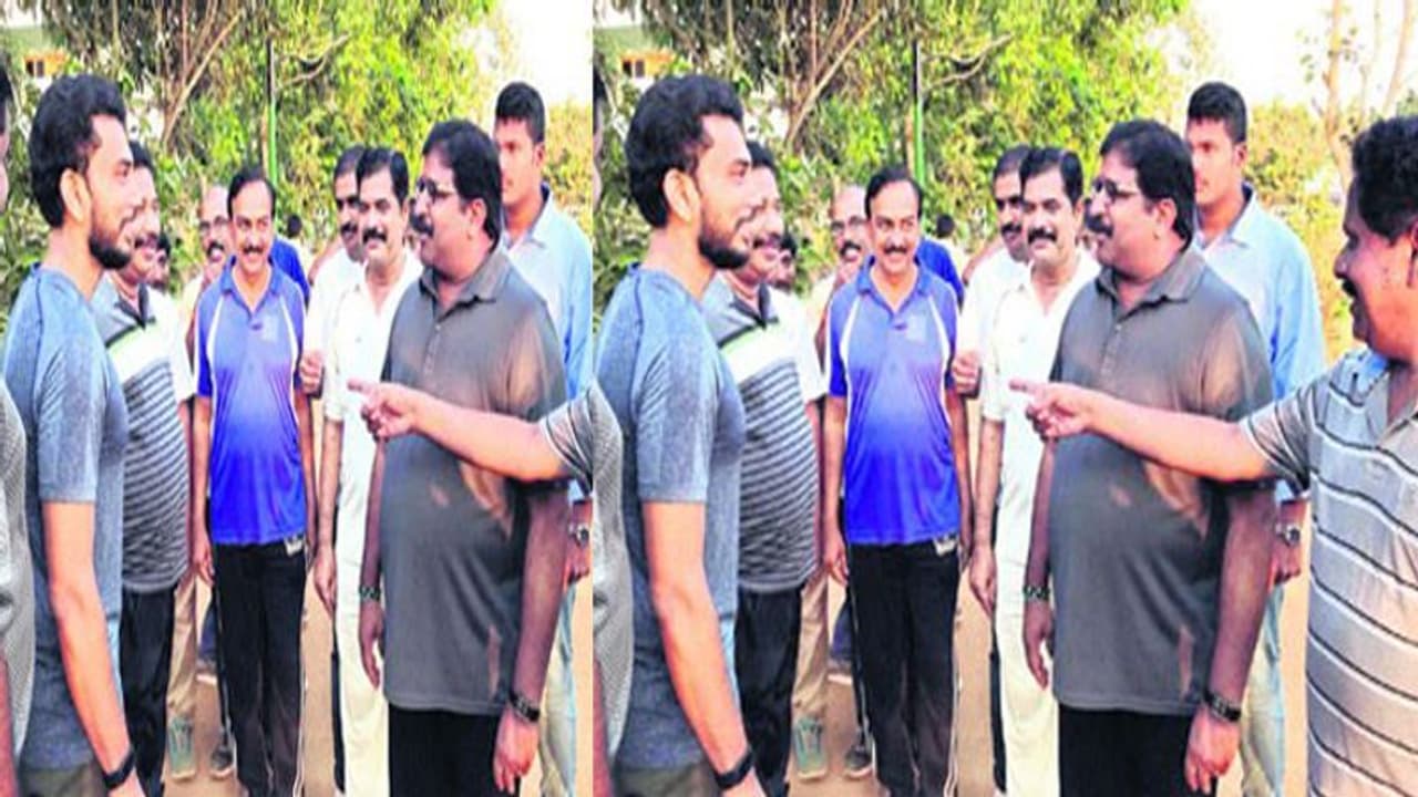 మానాన్నకు ఓటెయ్యండి, మీరు మాకు ఓటెయ్యండి: ప్రత్యర్థుల అభ్యర్థనలు మానాన్నకు ఓటెయ్యండి, మీరు మాకు ఓటెయ్యండి: ప్రత్యర్థుల అభ్యర్థనలు