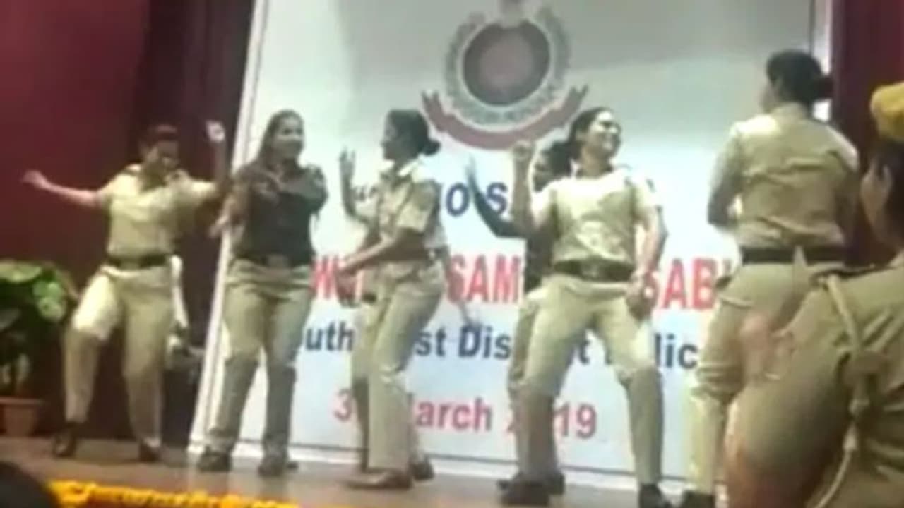 ಸಪ್ನಾ ಚೌಧರಿ ಹಾಡಿಗೆ ಭರ್ಜರಿ ಸ್ಟೆಪ್ಸ್ ಹಾಕಿದ ಮಹಿಳಾ IPS ಅಧಿಕಾರಿಗಳು! ಸಪ್ನಾ ಚೌಧರಿ ಹಾಡಿಗೆ ಭರ್ಜರಿ ಸ್ಟೆಪ್ಸ್ ಹಾಕಿದ ಮಹಿಳಾ IPS ಅಧಿಕಾರಿಗಳು!