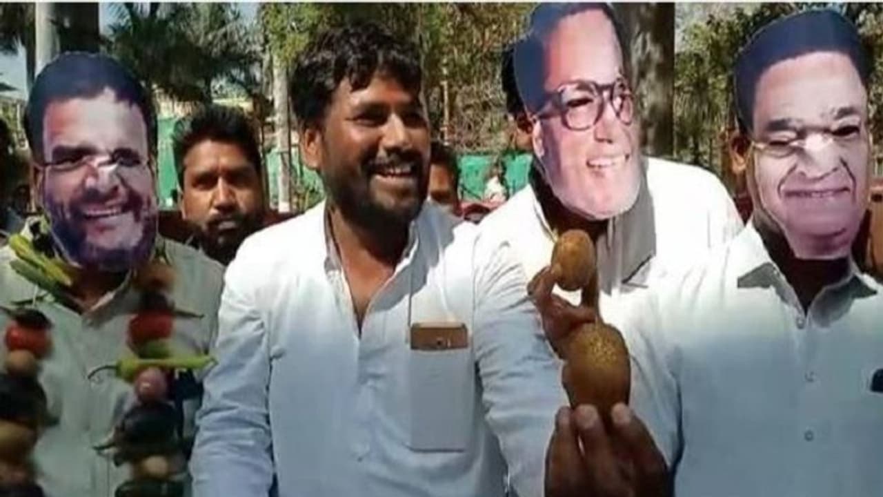 ಪಪ್ಪು ದಿವಸ್ ಆಚರಿಸಿದ ಬಿಜೆಪಿ: ಆಲೂಗಡ್ಡೆ ಯಂತ್ರದ ಪ್ರಾತ್ಯಕ್ಷಿಕೆ! ಪಪ್ಪು ದಿವಸ್ ಆಚರಿಸಿದ ಬಿಜೆಪಿ: ಆಲೂಗಡ್ಡೆ ಯಂತ್ರದ ಪ್ರಾತ್ಯಕ್ಷಿಕೆ!