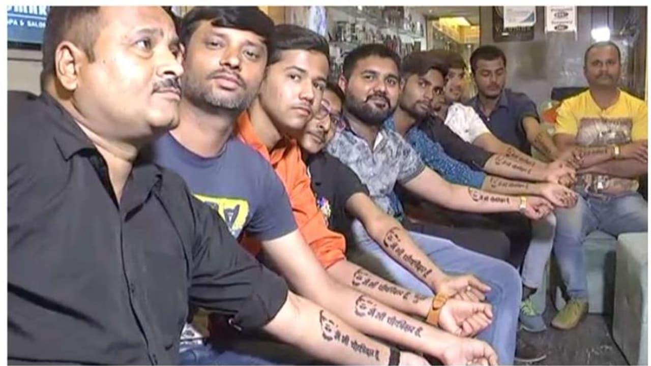 സോഷ്യല് മീഡിയയില് മാത്രമല്ല, ടാറ്റൂവിലും ചൗക്കിദാര് തരംഗം ! സോഷ്യല് മീഡിയയില് മാത്രമല്ല, ടാറ്റൂവിലും ചൗക്കിദാര് തരംഗം !