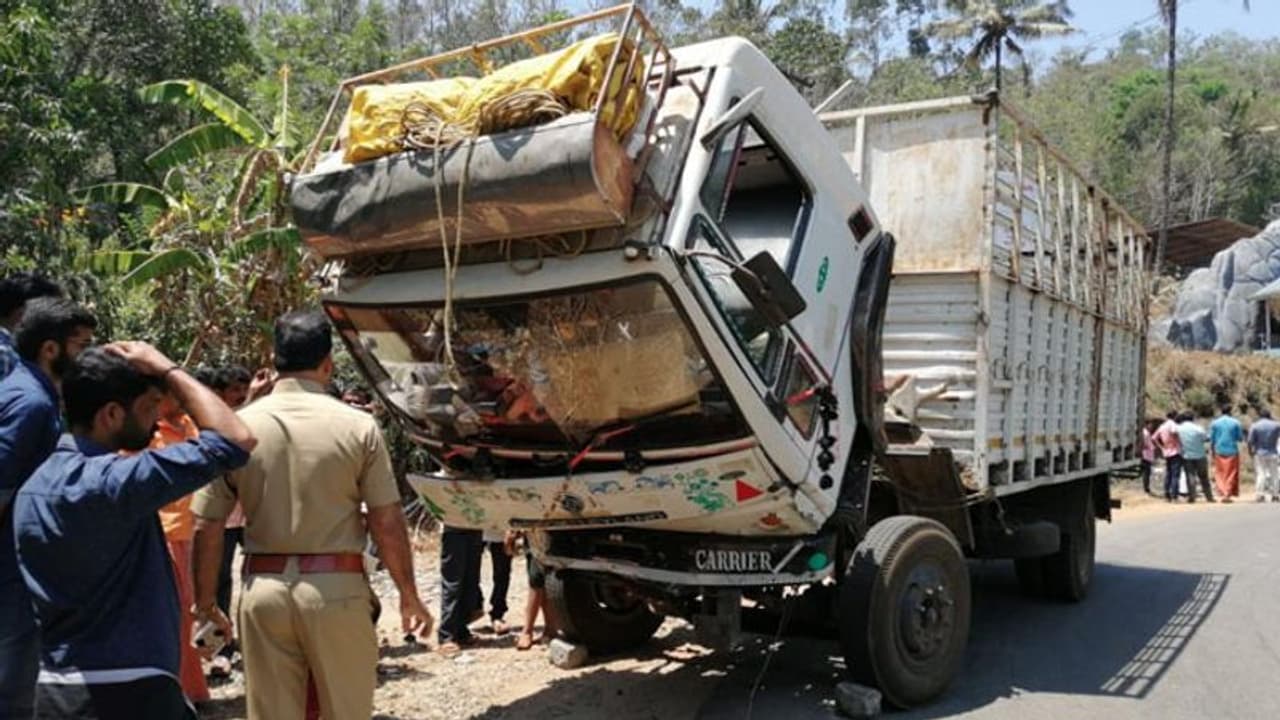 ഓടികൊണ്ടിരിക്കെ ലോറിയുടെ ക്യാബിന് വേര്പെട്ടു; രണ്ട് കാറുകളുമായി കൂട്ടിയിടിച്ചിട്ടും അത്ഭുതകരമായ രക്ഷപ്പെടല് ഓടികൊണ്ടിരിക്കെ ലോറിയുടെ ക്യാബിന് വേര്പെട്ടു; രണ്ട് കാറുകളുമായി കൂട്ടിയിടിച്ചിട്ടും അത്ഭുതകരമായ രക്ഷപ്പെടല്