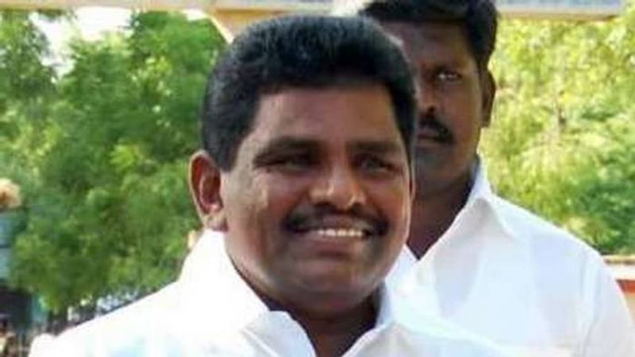 போலீஸ் ஏட்டின் கன்னத்தில் அறைந்த அமைச்சரின் உதவியாளர்... நடுரோட்டில் நடந்த அராஜகம்..! போலீஸ் ஏட்டின் கன்னத்தில் அறைந்த அமைச்சரின் உதவியாளர்... நடுரோட்டில் நடந்த அராஜகம்..!