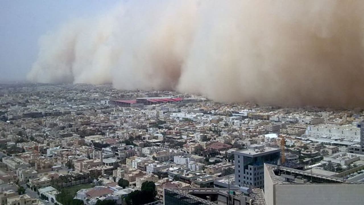 സൗദിയില് ശക്തമായ പൊടിക്കാറ്റ്; കാലാവസ്ഥയില് മാറ്റമെന്ന് അറിയിപ്പ് സൗദിയില് ശക്തമായ പൊടിക്കാറ്റ്; കാലാവസ്ഥയില് മാറ്റമെന്ന് അറിയിപ്പ്