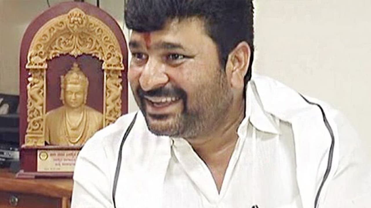 ಧಾರವಾಡ ಟಿಕೆಟ್ ರೇಸ್ಗೆ ಹೊಸ ಎಂಟ್ರಿ!: ವಿನಯ್ ಕುಲಕರ್ಣಿಗೆ ಢವ ಢವ! ಧಾರವಾಡ ಟಿಕೆಟ್ ರೇಸ್ಗೆ ಹೊಸ ಎಂಟ್ರಿ!: ವಿನಯ್ ಕುಲಕರ್ಣಿಗೆ ಢವ ಢವ!