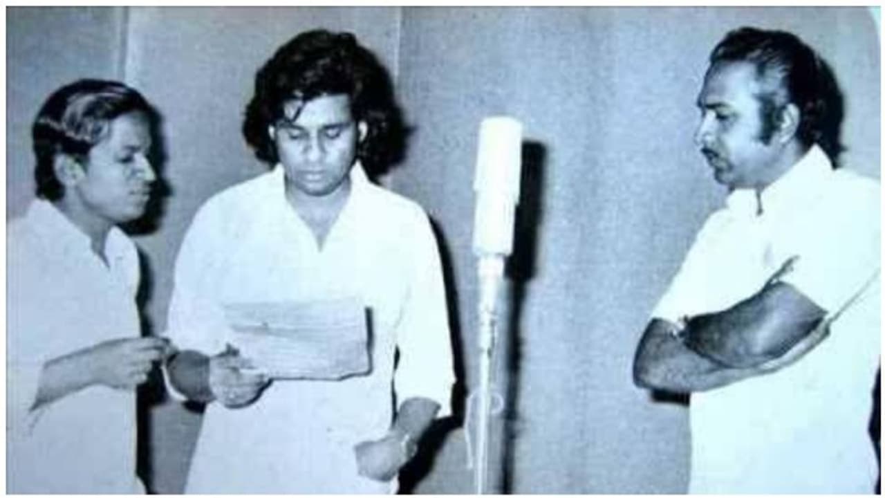 கரங்கள் நடுங்க மலர் வளையம் வைத்த மகேந்திரனின் பிரியத்துக்குரிய இளையராஜா...கண் கலங்கிய ரஜினி... கரங்கள் நடுங்க மலர் வளையம் வைத்த மகேந்திரனின் பிரியத்துக்குரிய இளையராஜா...கண் கலங்கிய ரஜினி...