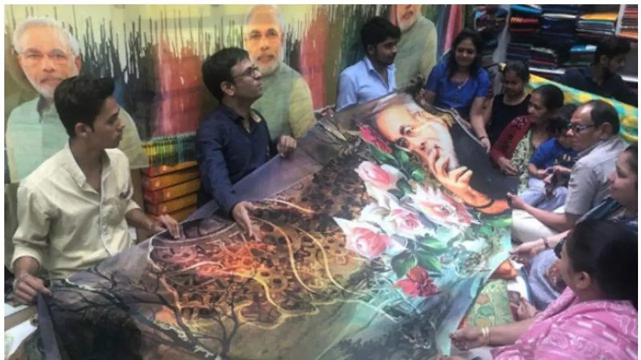 'സര്ജിക്കല് സ്ട്രൈക്ക്' മുതല് 'മന് കി ബാത്' വരെ; വസ്ത്രവിപണിയില് തരംഗമായി 'മോദി സാരി'കള് 'സര്ജിക്കല് സ്ട്രൈക്ക്' മുതല് 'മന് കി ബാത്' വരെ; വസ്ത്രവിപണിയില് തരംഗമായി 'മോദി സാരി'കള്