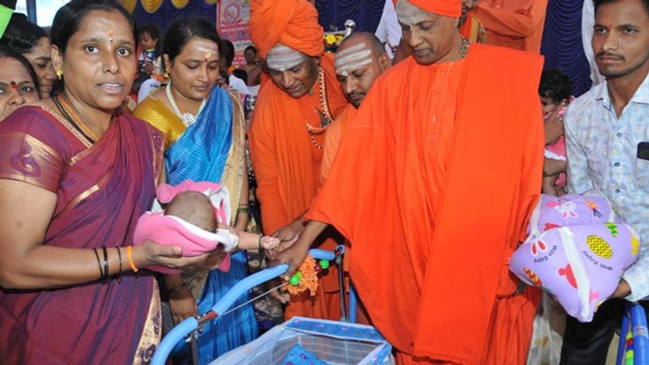 112 ಶಿಶುಗಳಿಗೆ ಶಿವಕುಮಾರ ಸ್ವಾಮಿ ನಾಮಕರಣ 112 ಶಿಶುಗಳಿಗೆ ಶಿವಕುಮಾರ ಸ್ವಾಮಿ ನಾಮಕರಣ