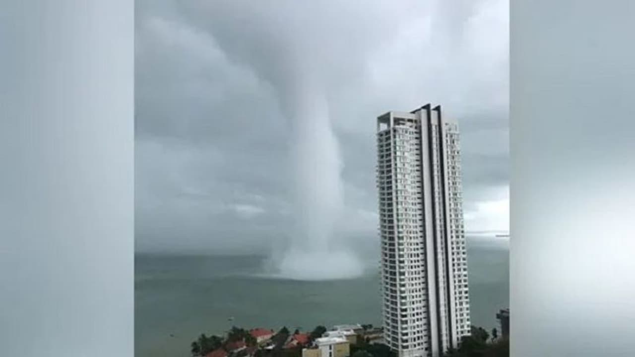 ಮೈನವಿರೇಳಿಸುವ ಜಲಸ್ಫೋಟ: ಜೀವಜಲದ ರುದ್ರನರ್ತನಕ್ಕೆ ಭೂಕುಸಿತ! ಮೈನವಿರೇಳಿಸುವ ಜಲಸ್ಫೋಟ: ಜೀವಜಲದ ರುದ್ರನರ್ತನಕ್ಕೆ ಭೂಕುಸಿತ!