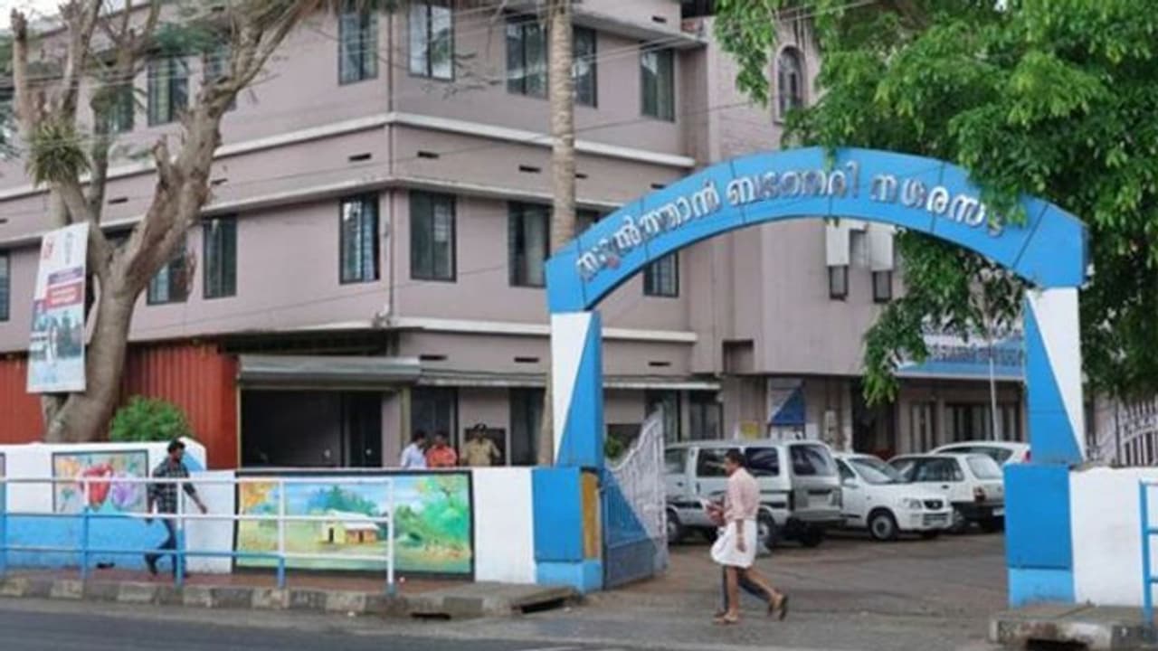 സാമൂഹികഅകലത്തിന് പുല്ലുവില; ബത്തേരിയിലെ മാംസ വില്പ്പന കേന്ദ്രങ്ങള് അടപ്പിച്ചു സാമൂഹികഅകലത്തിന് പുല്ലുവില; ബത്തേരിയിലെ മാംസ വില്പ്പന കേന്ദ്രങ്ങള് അടപ്പിച്ചു