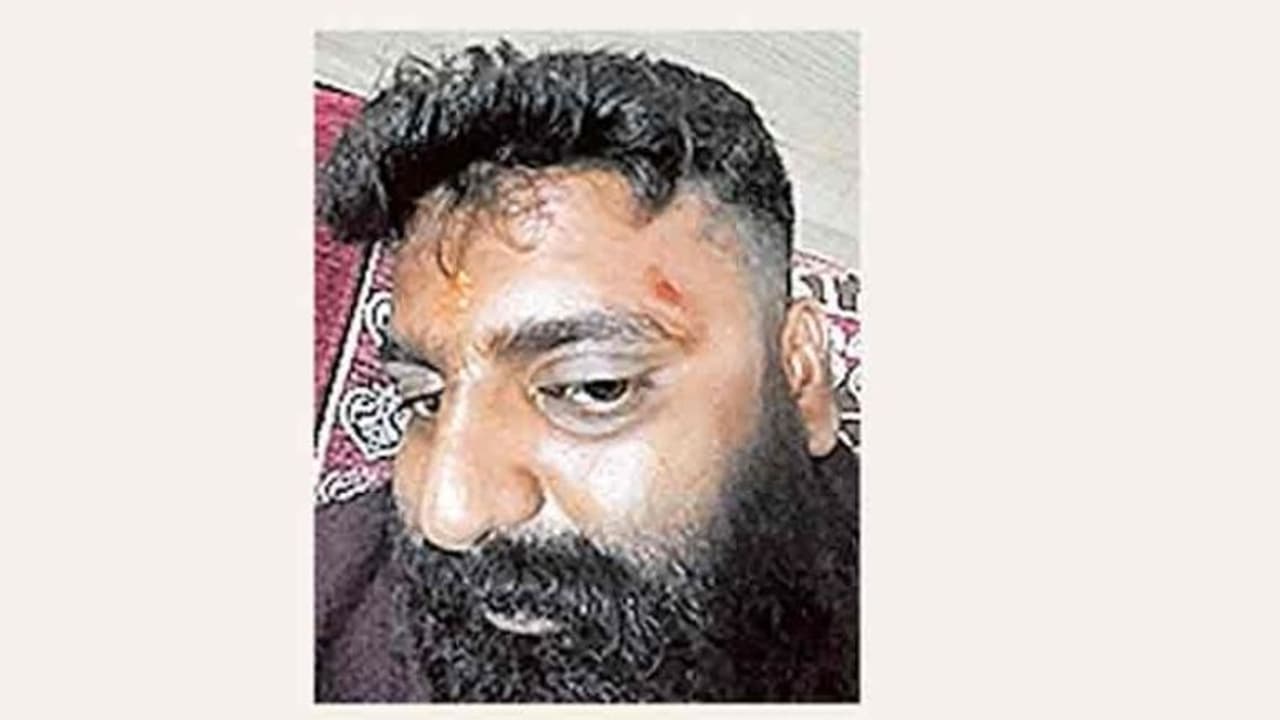 രാഖി അഴിക്കാത്തതിന്റെ പേരില് മൃദംഗം കലാകാരനെ മര്ദ്ദിച്ചെന്ന് ആരോപണം രാഖി അഴിക്കാത്തതിന്റെ പേരില് മൃദംഗം കലാകാരനെ മര്ദ്ദിച്ചെന്ന് ആരോപണം