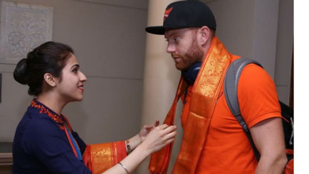 ഇത് കണ്ണോ അതോ കാന്തമോ..? വൈറലായി ബെയര്സ്റ്റോയുടെയും ഹോട്ടല് ജീവനക്കാരിയുടെയും നോട്ടം.. ഇത് കണ്ണോ അതോ കാന്തമോ..? വൈറലായി ബെയര്സ്റ്റോയുടെയും ഹോട്ടല് ജീവനക്കാരിയുടെയും നോട്ടം..