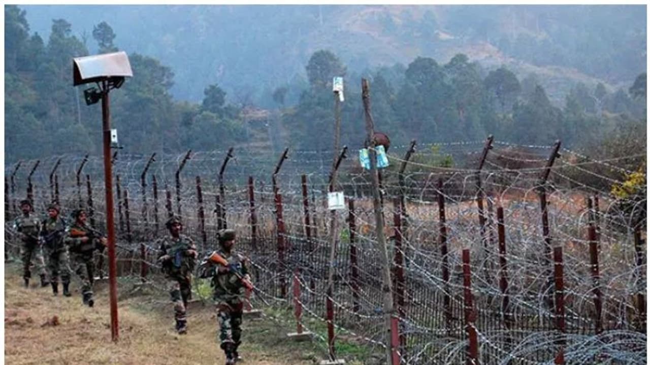 തിരിച്ചടിച്ച് ഇന്ത്യ; ഏഴ് പാക്കിസ്ഥാന് പോസ്റ്റുകള് തകര്ത്തു, മൂന്ന് പാക്ക് സൈനികരെ വധിച്ചു തിരിച്ചടിച്ച് ഇന്ത്യ; ഏഴ് പാക്കിസ്ഥാന് പോസ്റ്റുകള് തകര്ത്തു, മൂന്ന് പാക്ക് സൈനികരെ വധിച്ചു
