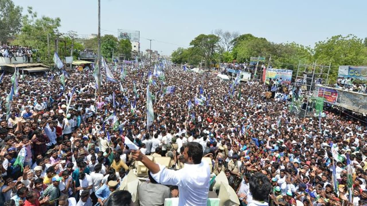 జగన్ సభలో అపశృతి.. 10మందికి కరెంట్ షాక్ జగన్ సభలో అపశృతి.. 10మందికి కరెంట్ షాక్
