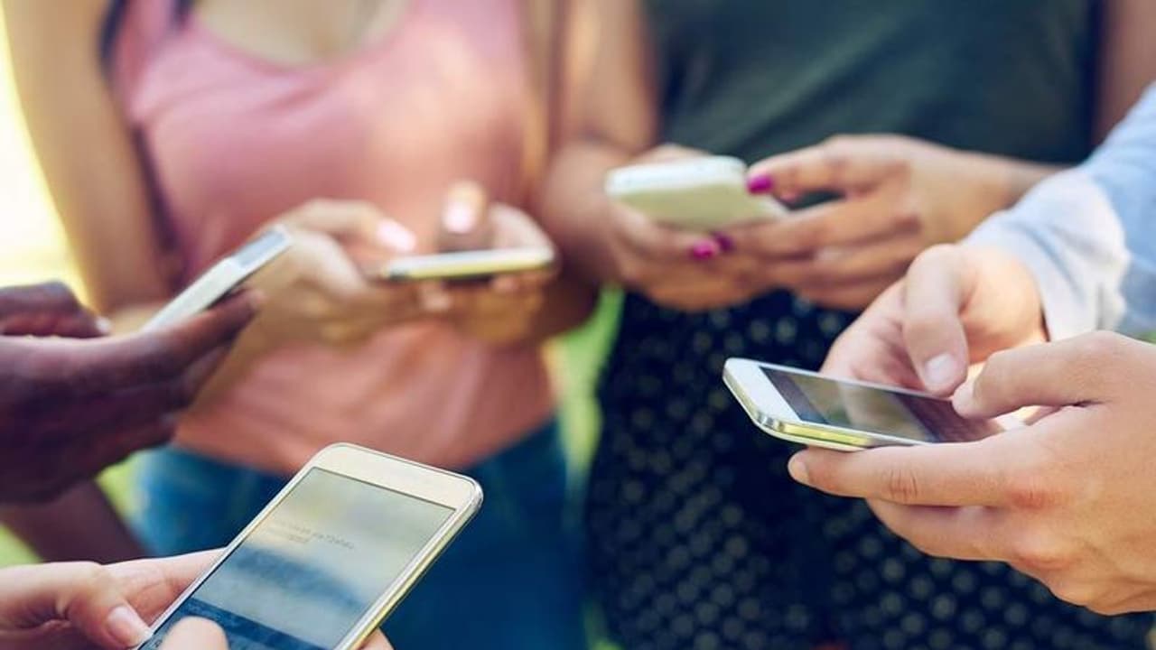 ಪೊಲೀಸರಿಂದ ತಪ್ಪಿಸಿಕೊಳ್ಳಲು ಕುಡುಕರ ವಾಟ್ಸಾಪ್ ಗ್ರೂಪ್! ಪೊಲೀಸರಿಂದ ತಪ್ಪಿಸಿಕೊಳ್ಳಲು ಕುಡುಕರ ವಾಟ್ಸಾಪ್ ಗ್ರೂಪ್!