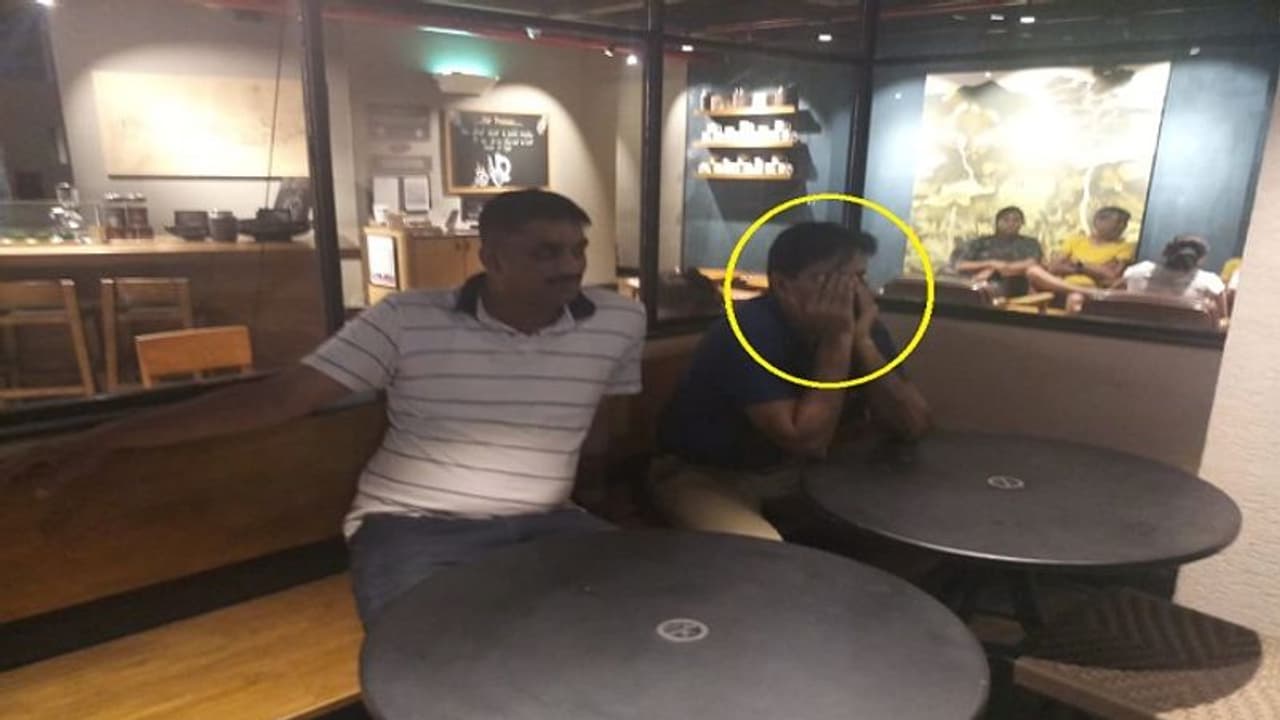 ಬೆಂಗಳೂರಿನಲ್ಲಿ ಲಂಚ ಪಡೆಯುತ್ತಿದ್ದ ಐಟಿ ಅಧಿಕಾರಿ ಅರೆಸ್ಟ್ ಬೆಂಗಳೂರಿನಲ್ಲಿ ಲಂಚ ಪಡೆಯುತ್ತಿದ್ದ ಐಟಿ ಅಧಿಕಾರಿ ಅರೆಸ್ಟ್