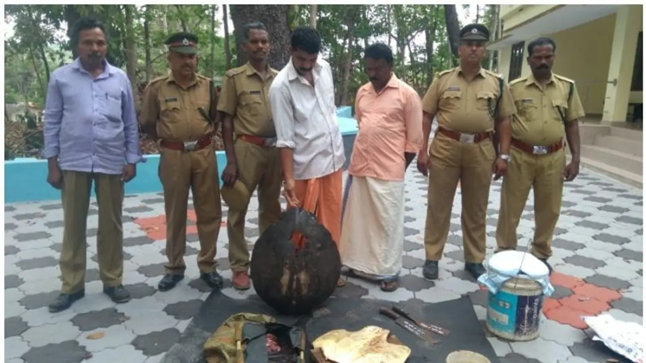 കടലാമയെ കൊന്നു ഇറച്ചിയാക്കിയ റിട്ടയേർഡ് പൊലീസ് ഉദ്യോഗസ്ഥനുള്പ്പെടെ രണ്ടുപേർ പിടിയിൽ കടലാമയെ കൊന്നു ഇറച്ചിയാക്കിയ റിട്ടയേർഡ് പൊലീസ് ഉദ്യോഗസ്ഥനുള്പ്പെടെ രണ്ടുപേർ പിടിയിൽ