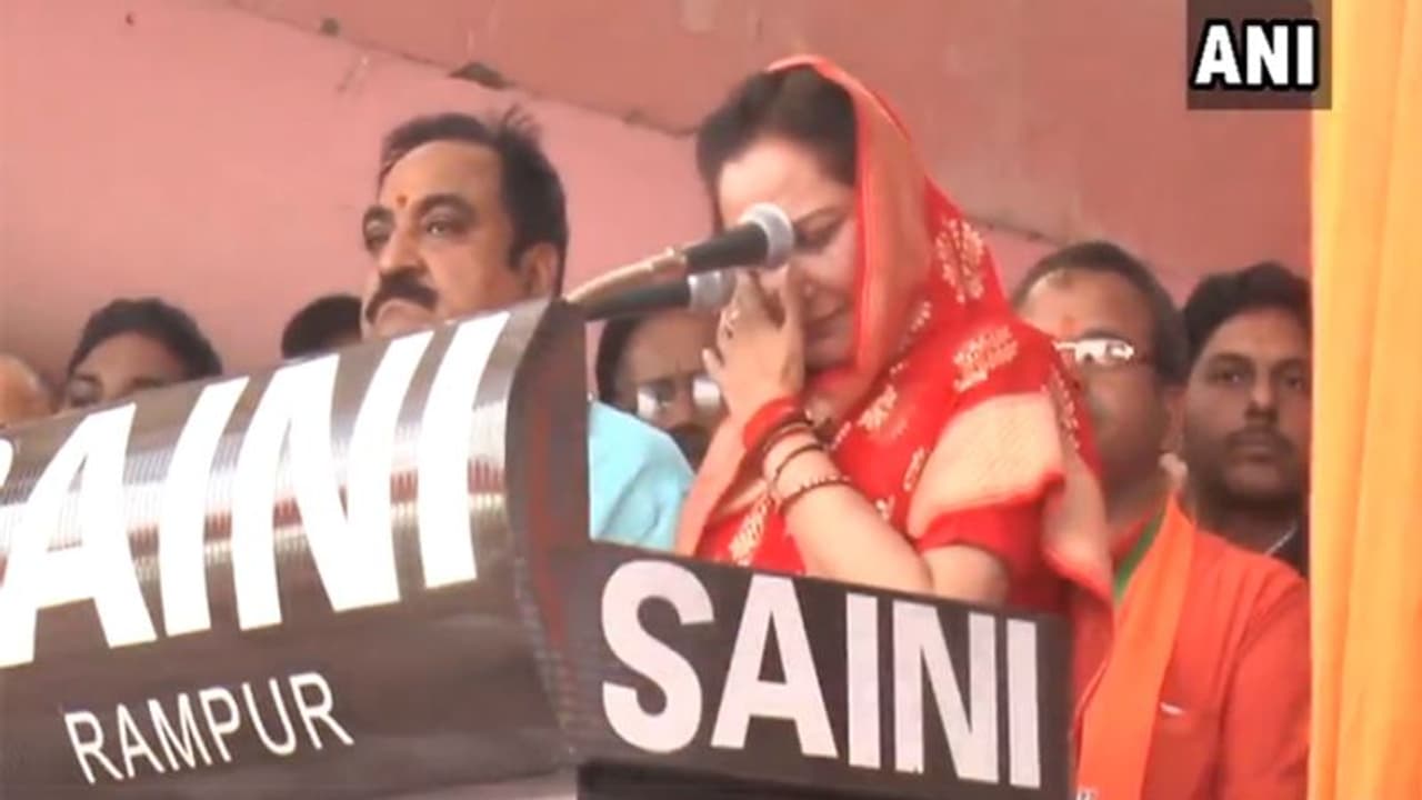 యాసిడ్ దాడి చేస్తామంటూ బెదిరింపులు: ఎన్నికల ప్రచారంలో బోరున విలపించిన జయప్రద యాసిడ్ దాడి చేస్తామంటూ బెదిరింపులు: ఎన్నికల ప్రచారంలో బోరున విలపించిన జయప్రద