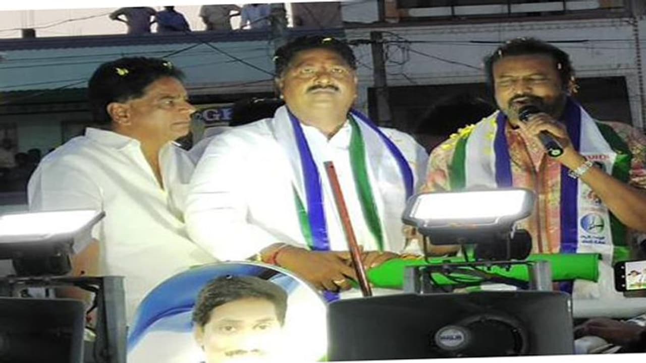 అదేమైనా చంద్రబాబు అబ్బ మెుగుడు సొమ్మా: చంద్రబాబుపై మోహన్ బాబు ఫైర్ అదేమైనా చంద్రబాబు అబ్బ మెుగుడు సొమ్మా: చంద్రబాబుపై మోహన్ బాబు ఫైర్