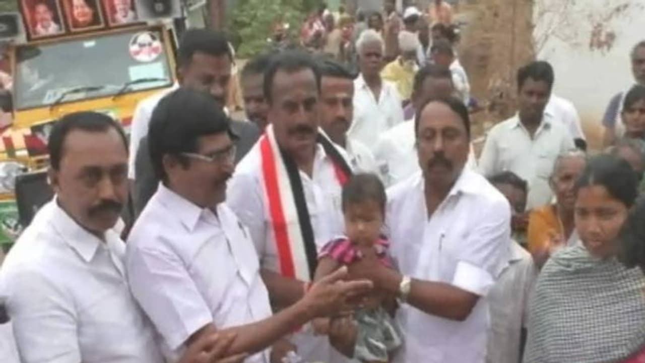 ஆம்பள புள்ளைக்கு ஜெயலலிதா பெயர்... அமைச்சர் செங்கோட்டையனின் அம்மா விஸ்வாசம்! ஆம்பள புள்ளைக்கு ஜெயலலிதா பெயர்... அமைச்சர் செங்கோட்டையனின் அம்மா விஸ்வாசம்!