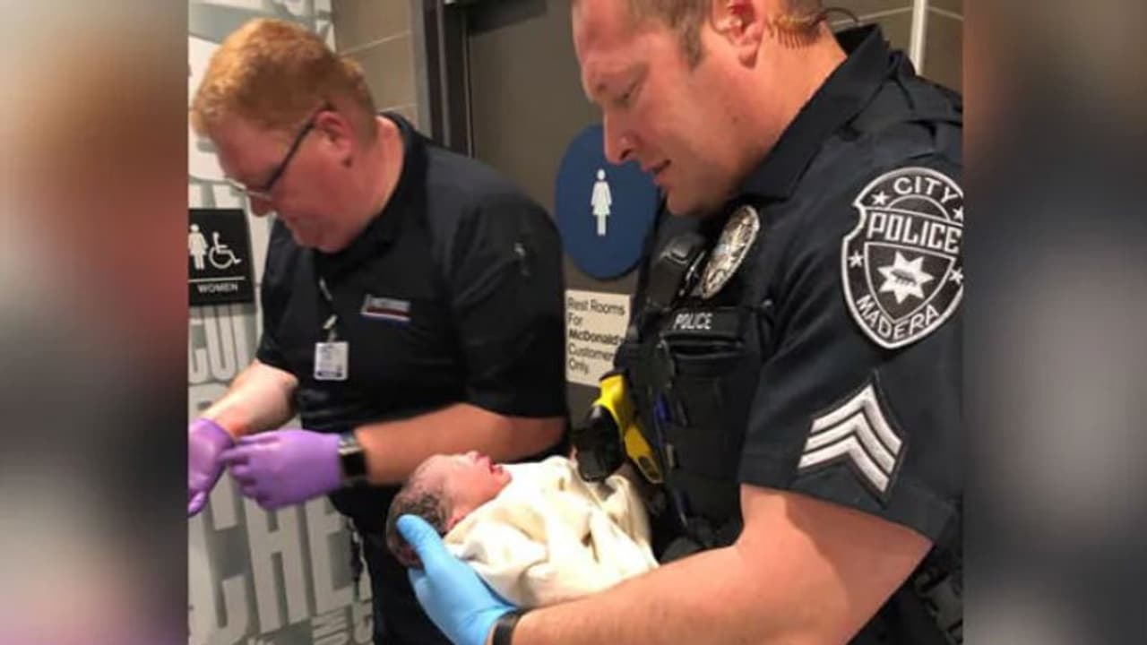 'വെല്ക്കം കണ്മണീ'; അപ്രതീക്ഷിതമായി പ്രസവവേദന, സഹായത്തിനെത്തിയത് പൊലീസ് 'വെല്ക്കം കണ്മണീ'; അപ്രതീക്ഷിതമായി പ്രസവവേദന, സഹായത്തിനെത്തിയത് പൊലീസ്