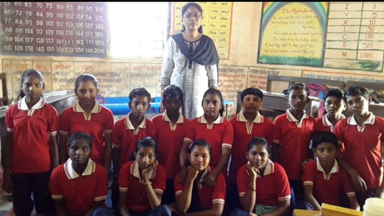 'ടീച്ചറാണ് ടീച്ചറേ ടീച്ചര്...' കുട്ടികളുടെ ഭാവി തന്നെ മാറ്റിയ ഒരധ്യാപിക; സ്കൂളിലെത്തുന്നത് 3.4 കിലോമീറ്റര് നടന്നും തോണി കയറിയും 'ടീച്ചറാണ് ടീച്ചറേ ടീച്ചര്...' കുട്ടികളുടെ ഭാവി തന്നെ മാറ്റിയ ഒരധ്യാപിക; സ്കൂളിലെത്തുന്നത് 3.4 കിലോമീറ്റര് നടന്നും തോണി കയറിയും