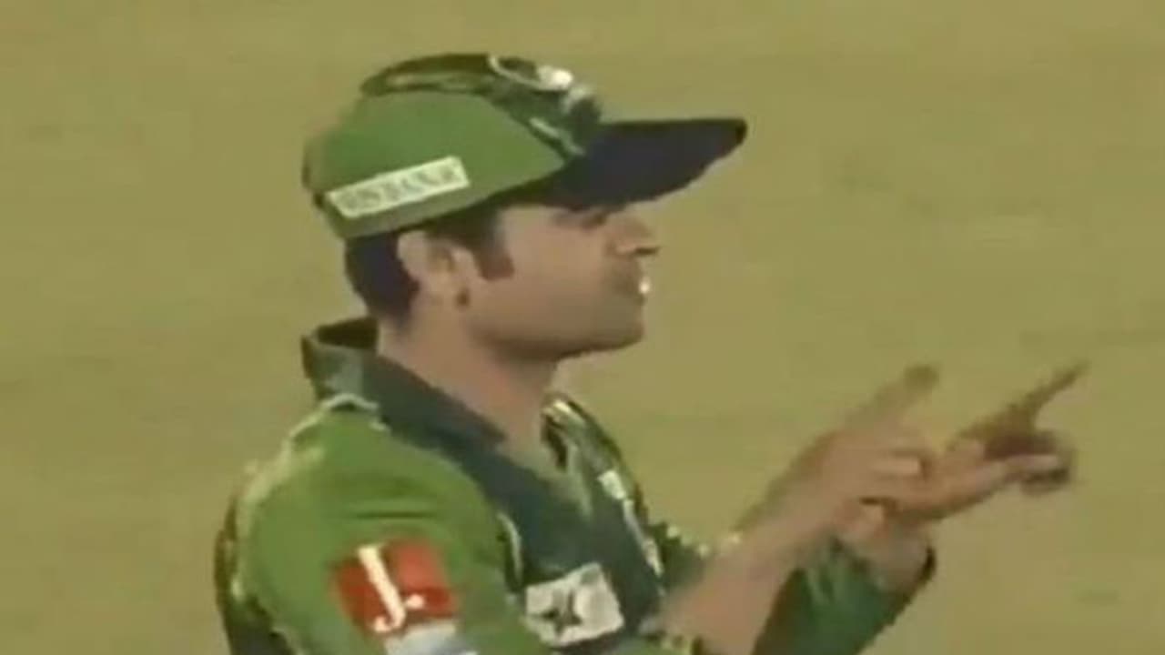 మళ్లీ కష్టాల్లో పడ్డ పాక్ క్రికెటర్ షెహజాద్ అహ్మద్.. ఈసారి బాల్ ట్యాంపరింగ్