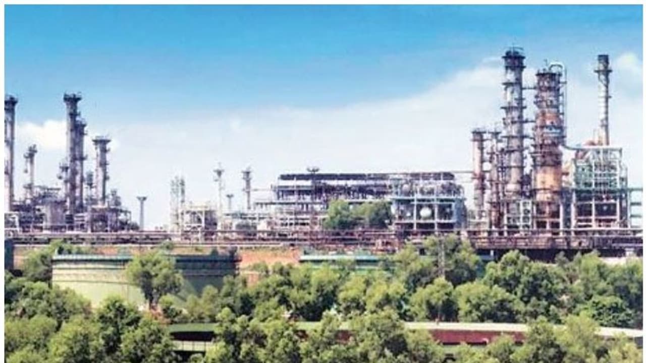 കൊച്ചി ബിപിസിഎൽ പ്ലാന്റിന് സമീപത്ത് രാസവാതക ഗന്ധം; മൂന്ന് പേർ ആശുപത്രിയിൽ കൊച്ചി ബിപിസിഎൽ പ്ലാന്റിന് സമീപത്ത് രാസവാതക ഗന്ധം; മൂന്ന് പേർ ആശുപത്രിയിൽ