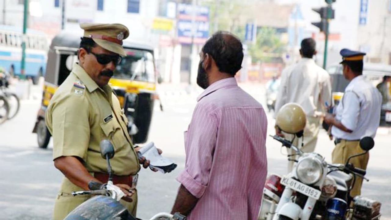 വാഹന പരിശോധന; കോഴിക്കോട് ഒറ്റദിവസം കേസെടുത്തത് 192 വാഹനങ്ങള്ക്കെതിരെ വാഹന പരിശോധന; കോഴിക്കോട് ഒറ്റദിവസം കേസെടുത്തത് 192 വാഹനങ്ങള്ക്കെതിരെ